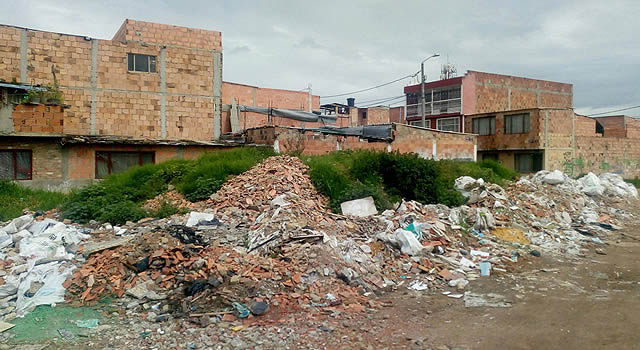 Escombros-humedal-Tierra-Blanca-Soacha