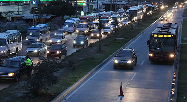 Polémica en Soacha por uso de carril de  Transmilenio para particulares