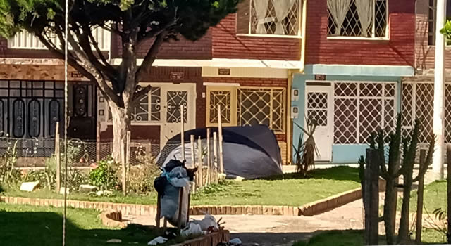 Venezolanos instalaron carpa y viven  en un parque de Soacha