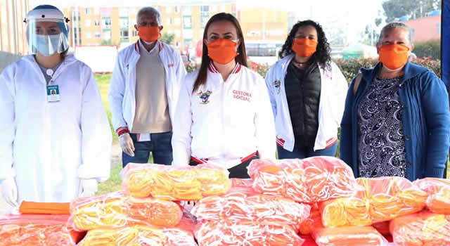 En Soacha entregan tapabocas hechos por mujeres víctimas de la violencia