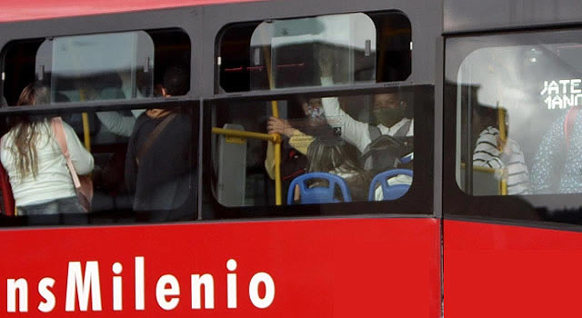 Fuerte choque entre bus de Transmilenio y un camión en Bogotá