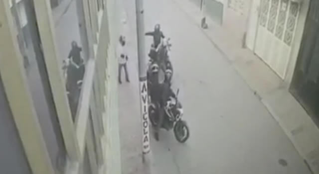 Le apuntan con pistolas y le roban la moto frente a su casa en Soacha