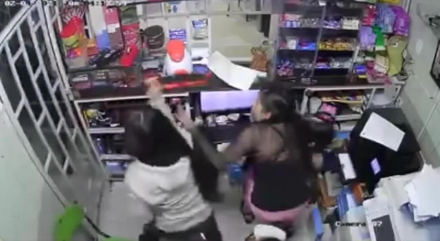 [VIDEO] Niña de 14 años saca a machete a dos delincuentes en Bogotá