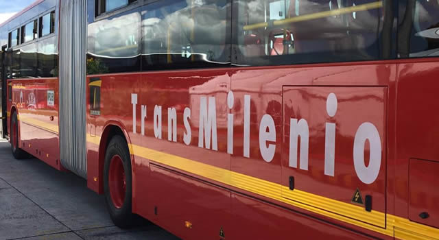 Mujer se lanzó de un bus de Transmilenio en movimiento
