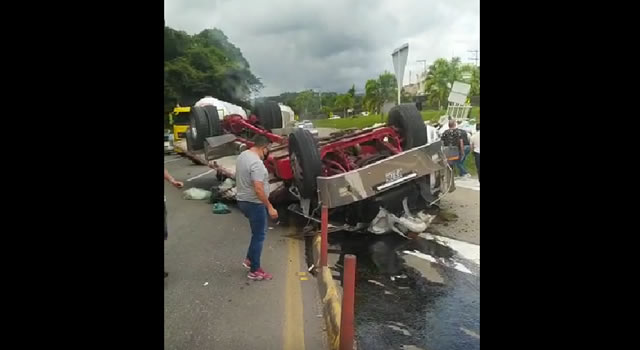 [VIDEO] Conductor sale ileso de aparatoso accidente de tractomula en Silvania, Cundinamarca