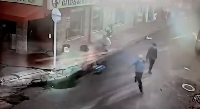 [VIDEO]  Limpiavidrios asesinan a un joven por robarle el celular en Bogotá