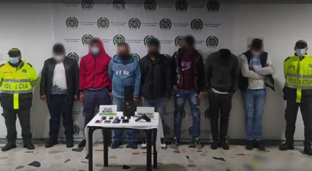 Capturan venezolanos y colombianos con celulares, arma de fogueo y granada falsa, pero quedan libres