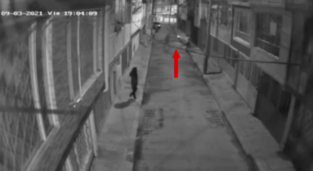 [VIDEO] Delincuente le dispara a un joven en el cuello por robarle el celular en Bogotá