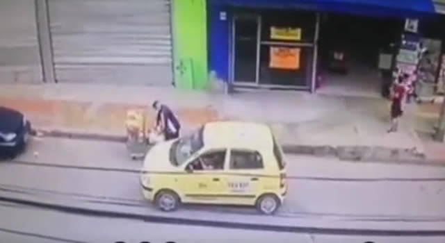[VIDEO]  Encontraron al taxista que le robó el mercado a una persona mayor en Bogotá