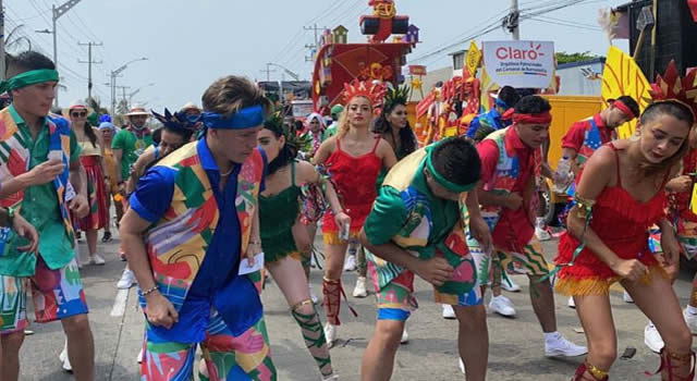 Bailarines de las escuelas de formación de Cundinamarca en el Carnaval de Barranquilla