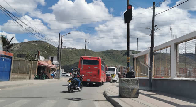 Conductores no respetan semáforo de Compartir en Soacha