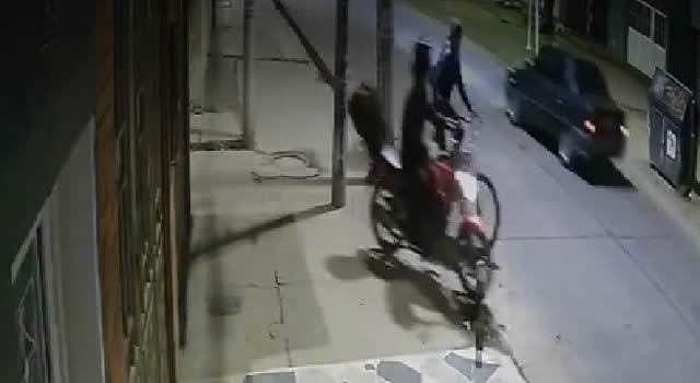 Venezolanos en bicicleta asaltaron a una pareja y le robaron la moto en Bogotá
