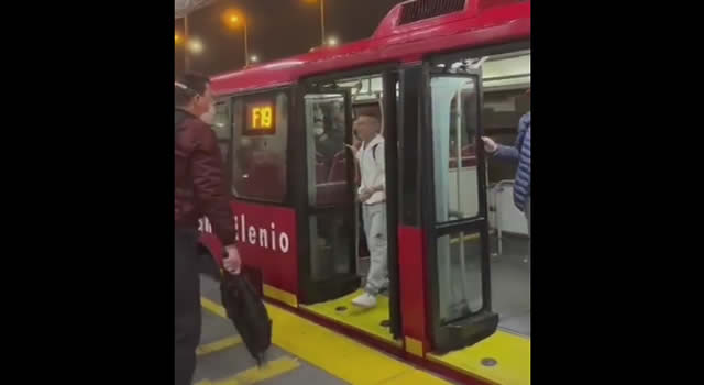 A sombrillazos se defendió de dos supuestos ladrones en Transmilenio