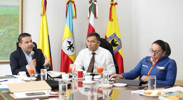 CAR aprueba compra de 12 combos de maquinaria para reforzar atención de emergencia invernal en Cundinamarca