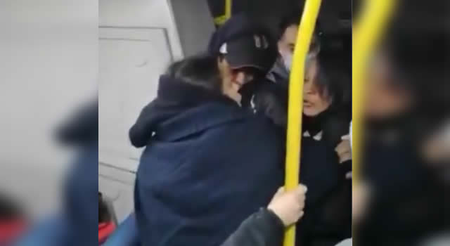 [VIDEO] Tremendo agarrón de mujeres en un articulado de Transmilenio, todo por una silla