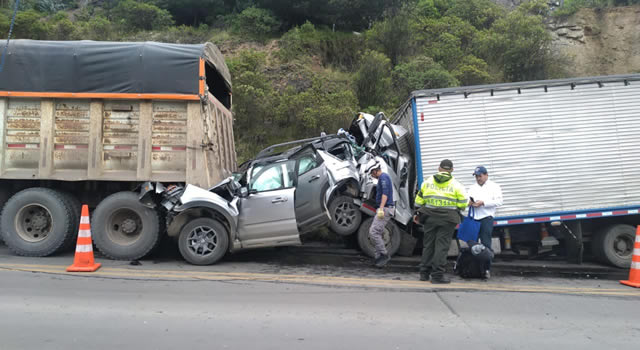 Accidente en Cundinamarca, camioneta quedó aplastada entre una volqueta y un camión