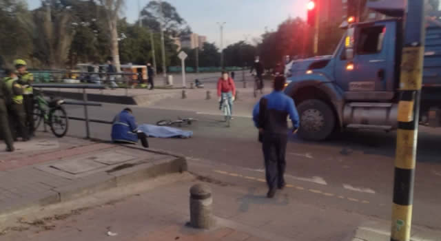 Muere ciclista arrollado por una volqueta en Bogotá