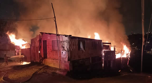 Incendio en Soacha, llamas consumen bodega de almacenamiento de algodón