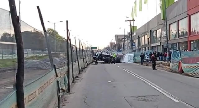 Se volcó un camión en la avenida 68 con Américas y generó tremendo trancón