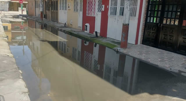 Entre las aguas residuales vive comunidad de Villa Esperanza en Ciudad Latina, Soacha