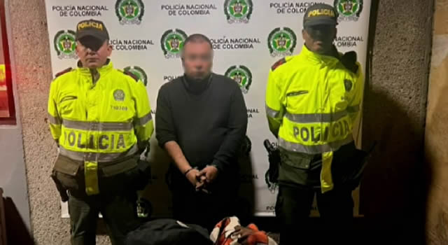 Atraco en Bogotá, policía pincha llanta del vehículo donde escapaban y captura a una persona
