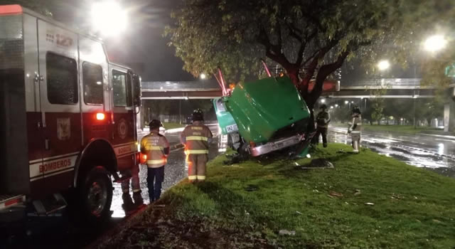 Tractocamión colisionó contra un árbol en el norte de Bogotá