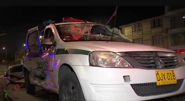 Fuerte choque entre patrulla de la policía y un vehículo particular en Bogotá