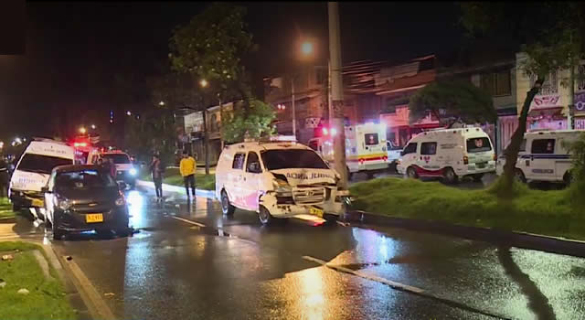 Guerra de ambulancias en Bogotá, chocan a motociclista accidentado
