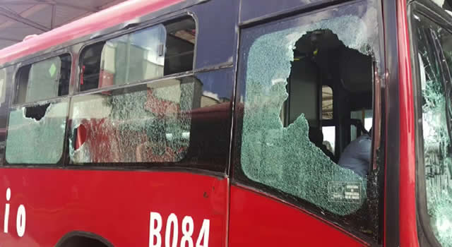 Más de 30 buses de Transmilenio vandalizados por bicitaxistas en Bogotá