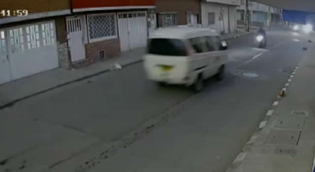 Camioneta invadió carril y atropelló a un motociclista, lo dejó mal herido y se voló