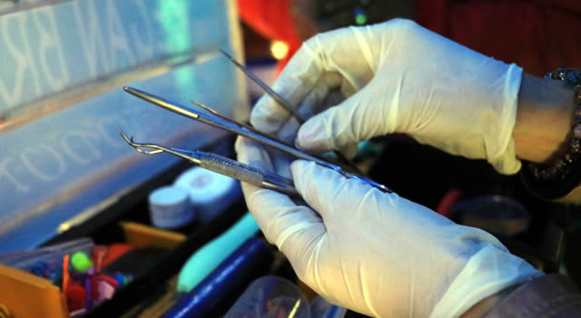 Prestaba servicios odontológicos en plena vía pública de Bogotá y fue multado