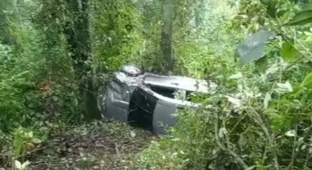 Cae vehículo con cuatro personas a un abismo del Salto del Tequendama