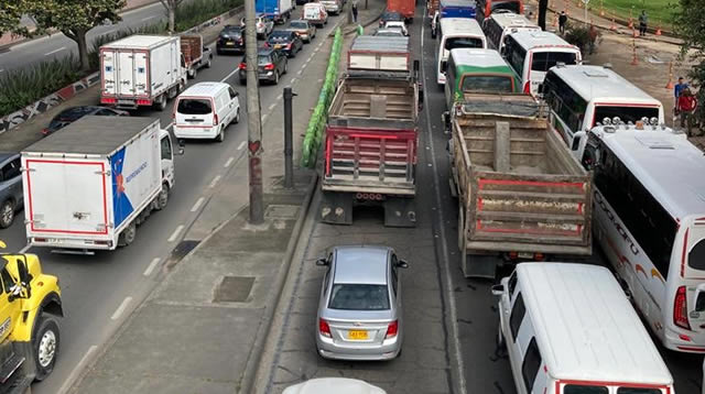 Choque entre camión y tractomula generó monumental trancón en la calle 80 de Bogotá