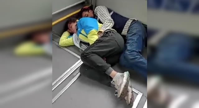 Personas durmiendo en Transmilenio
