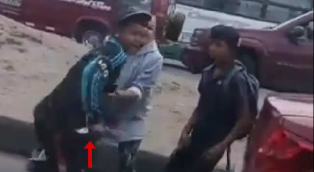 Madre de menores limpiavidrios que atacaron a cuchillo a un conductor en Soacha los entregó a la policía