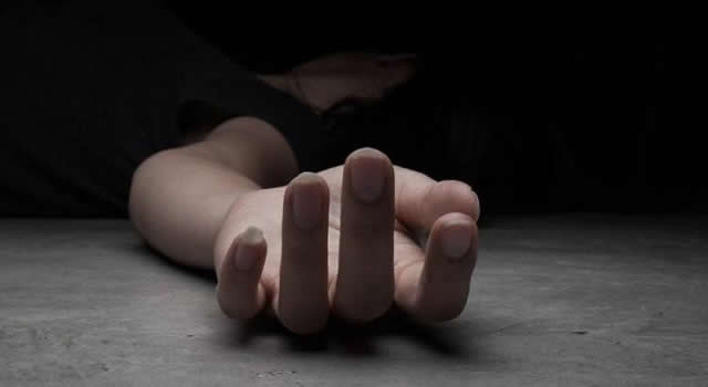 Hallan mujer muerta envuelta en una sábana dentro de un automóvil