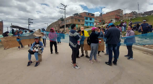 Protesta en Altos de la Florida por falta de agua potable. Bloqueo de vías.