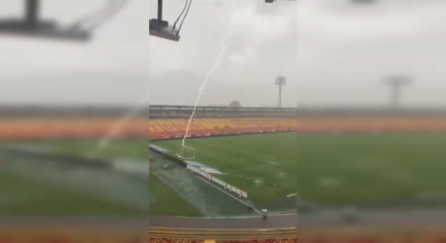 Rayo en El Campín tras fuerte lluvia en Bogotá