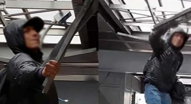 Una vez más, el amigo de lo ajeno quedó grabado cuando robo en Transmilenio los techos de una estación en plena lluvia.