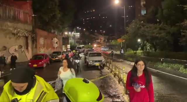 Colapsa tráfico en vía a La Calera por caída de postes y un árbol