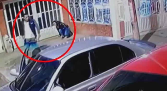 Mujeres son atacadas en Bogotá por delincuente que se moviliza en un carro gris, las acorrala, las roba y las golpea.
