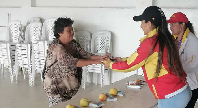 La Alcaldía de Bogotá brindó ayudas en la localidad de Chapinero. Al menos 300 kits de noche y kits de limpieza a los residentes en el sector de San Luis, vía La Calera.
