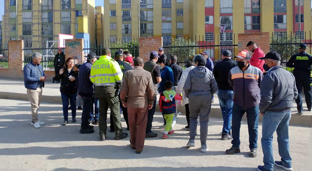 Habitantes del barrio San Carlos de Soacha, cansada del tránsito de vehículos de carga pesada