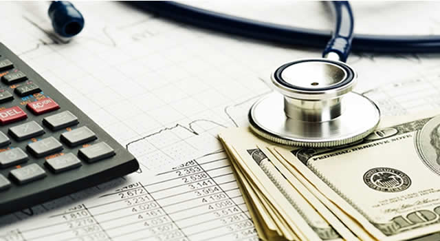 El organismo de control anunció que adelanta investigaciones en cien procesos diferentes por presuntos malos manejos en el sector de la salud en Bogotá.