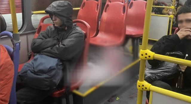 No para la inseguridad en Transmilenio, usuario fue atacado a cuchillo dentro de un bus