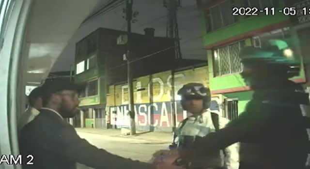 Ladrones saludan de mano a quienes van a robar en Bogotá.