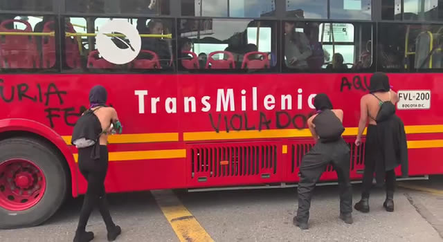 Bloqueos, trancones, estaciones destruidas y buses vandalizados por protestas en Bogotá