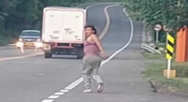 Mujer se lanzó contra un carro con su hija en los brazos en Tolima; ambas fallecieron