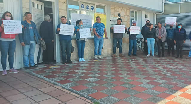 Propietarios de vehículos de transporte público corredor vial Soacha-Bogotá de ´Carros del Sur´ y ´Transunisa´ realizaron plantón en frente de la empresa por irregularidades e inconvenientes.