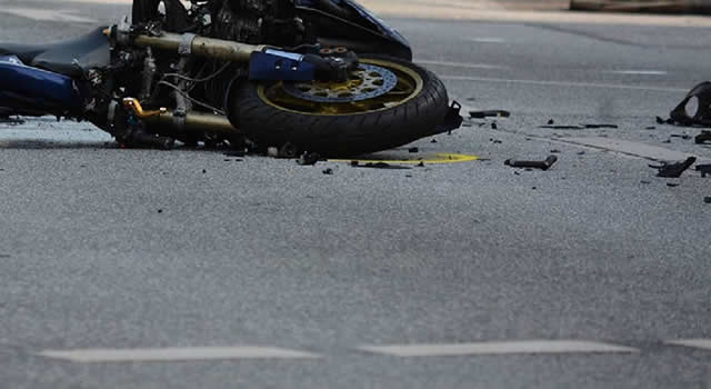 Motociclista cayó del puente de la Calle 45 con NQS